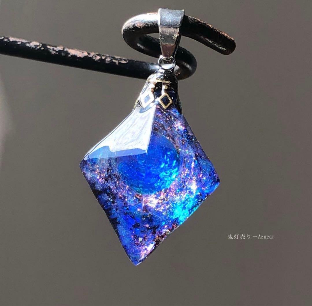 サファイア色の光を集めて。 宇宙レジン　蓄光フローライトハンドメイドネックレス