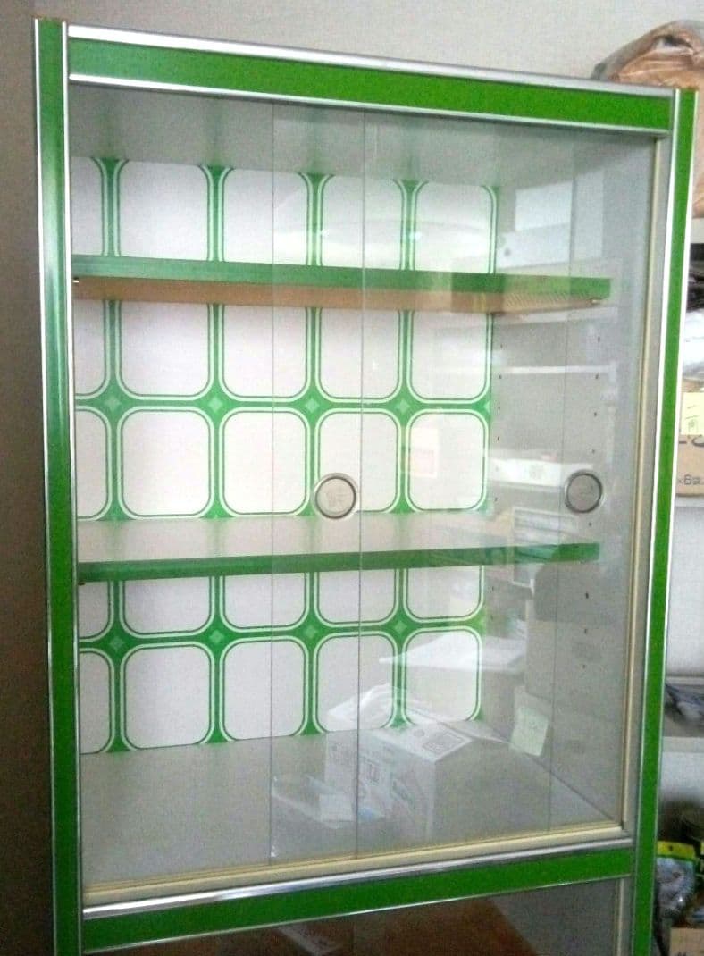 昭和レトロ 緑と白の木製キッチン収納キャビネット