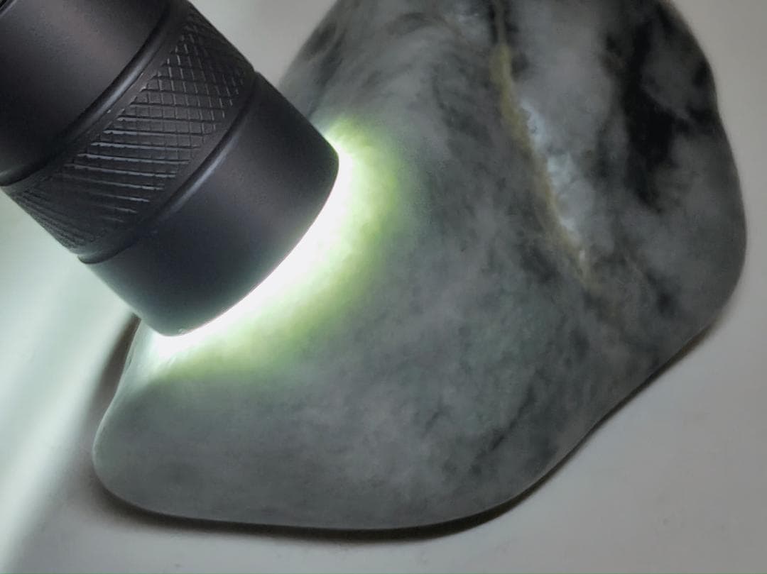 糸魚川㉙ 翡翠 127g ヒスイ 原石 鑑賞石 自然石 誕生石 鉱物 鉱石 水石