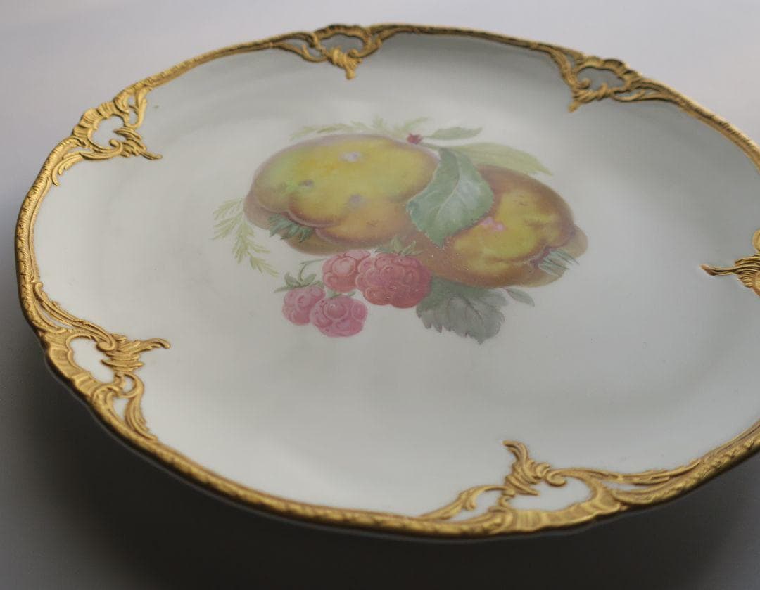 無限の生命力が表現されたKPMのフルーツ皿（22cm）