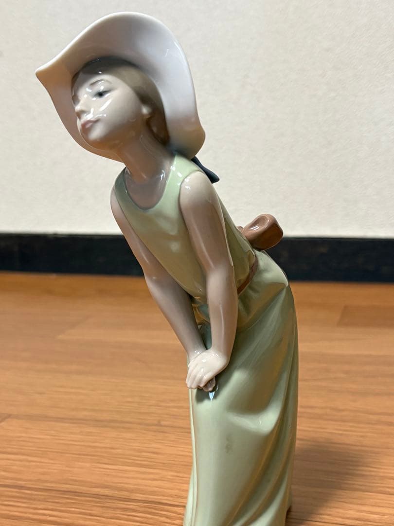 リヤドロ（Lladro リアドロ ） 少女 鏡の前で（若草色の少女）