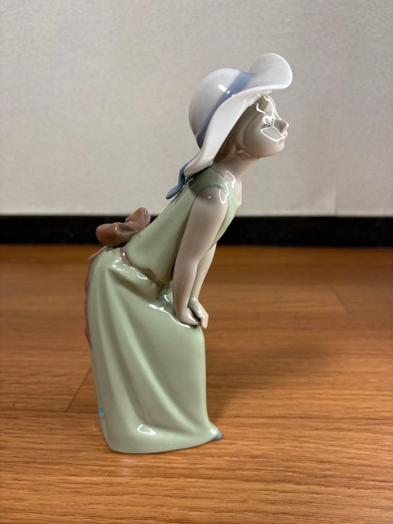 リヤドロ（Lladro リアドロ ） 少女 鏡の前で（若草色の少女）