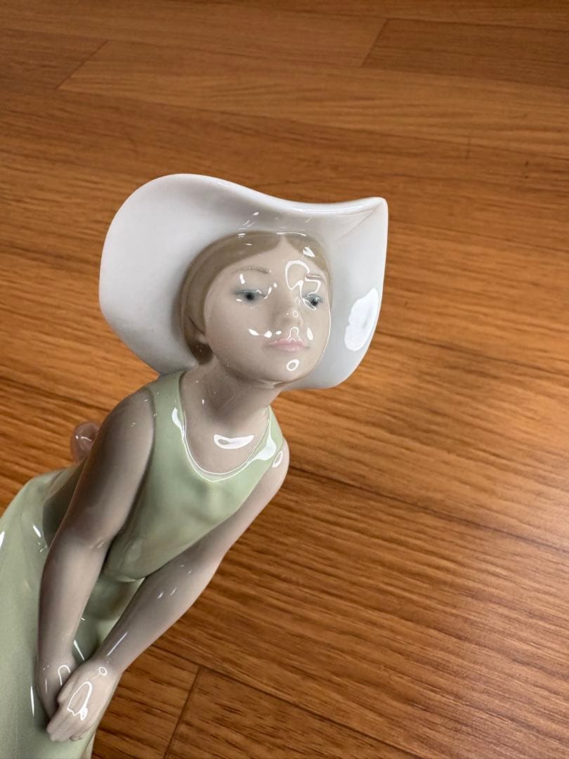 リヤドロ（Lladro リアドロ ） 少女 鏡の前で（若草色の少女）