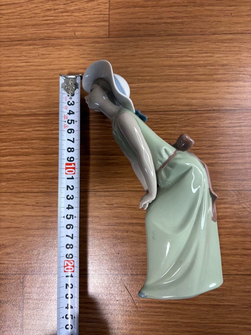 リヤドロ（Lladro リアドロ ） 少女 鏡の前で（若草色の少女）