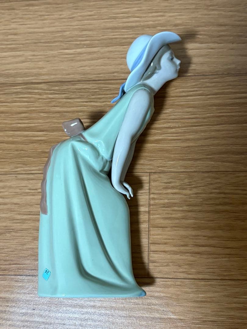 リヤドロ（Lladro リアドロ ） 少女 鏡の前で（若草色の少女）