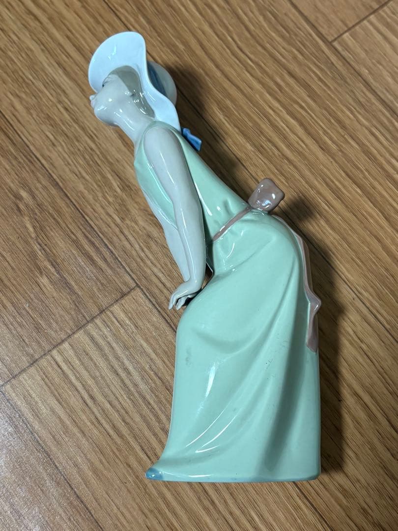 リヤドロ（Lladro リアドロ ） 少女 鏡の前で（若草色の少女）