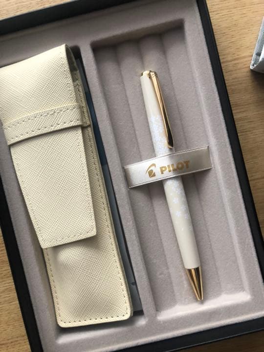 Pilotボールペン新品未使用箱付きレディホワイト