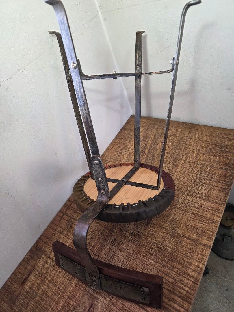 レアなハンドメイド椅子　インダストリアル　牛革座面　オールナット背もたれ