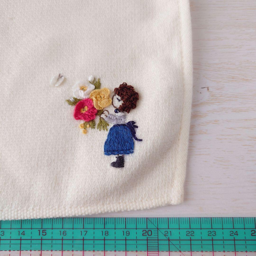 【専用です】手刺繍入ちっちゃな タオルハンカチ【女の子とポピー】