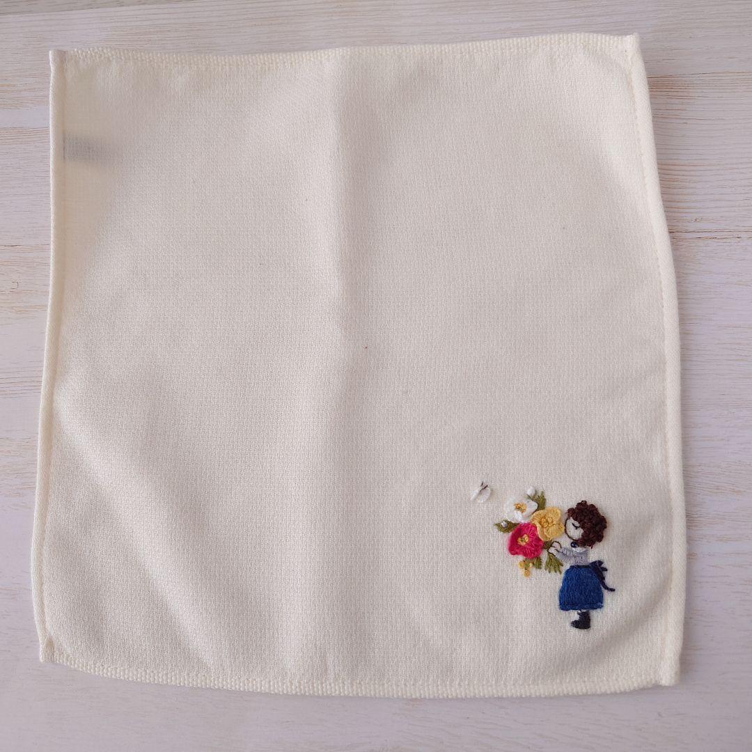 【専用です】手刺繍入ちっちゃな タオルハンカチ【女の子とポピー】