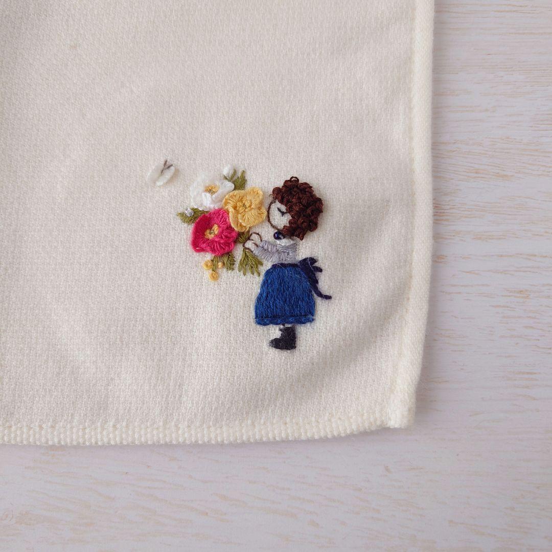 【専用です】手刺繍入ちっちゃな タオルハンカチ【女の子とポピー】