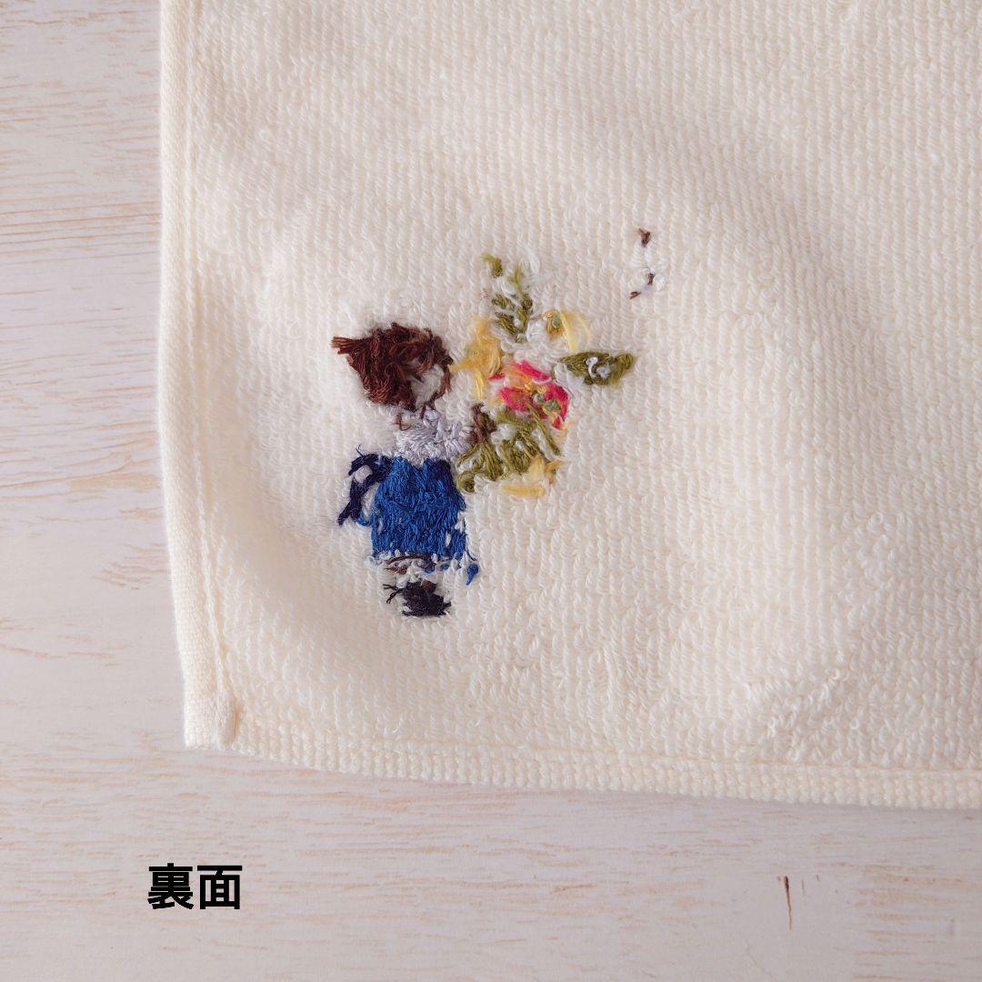 【専用です】手刺繍入ちっちゃな タオルハンカチ【女の子とポピー】