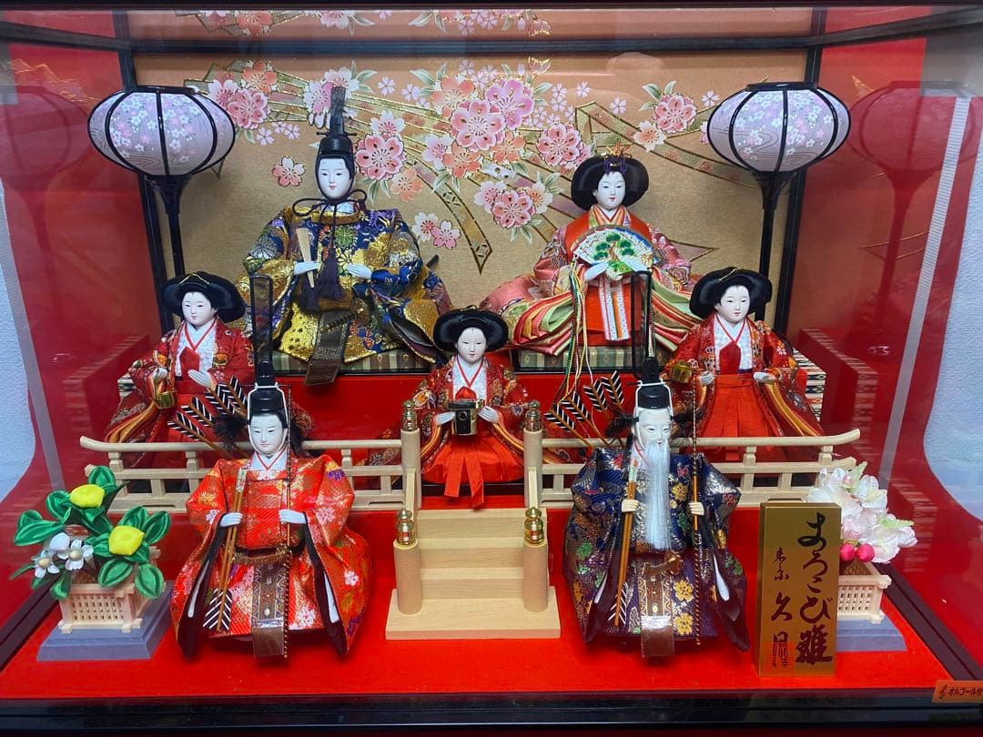 東京久月　雛人形オルゴール付き七人飾り・間口約６１×奥行約４０×高さ約４３㎝