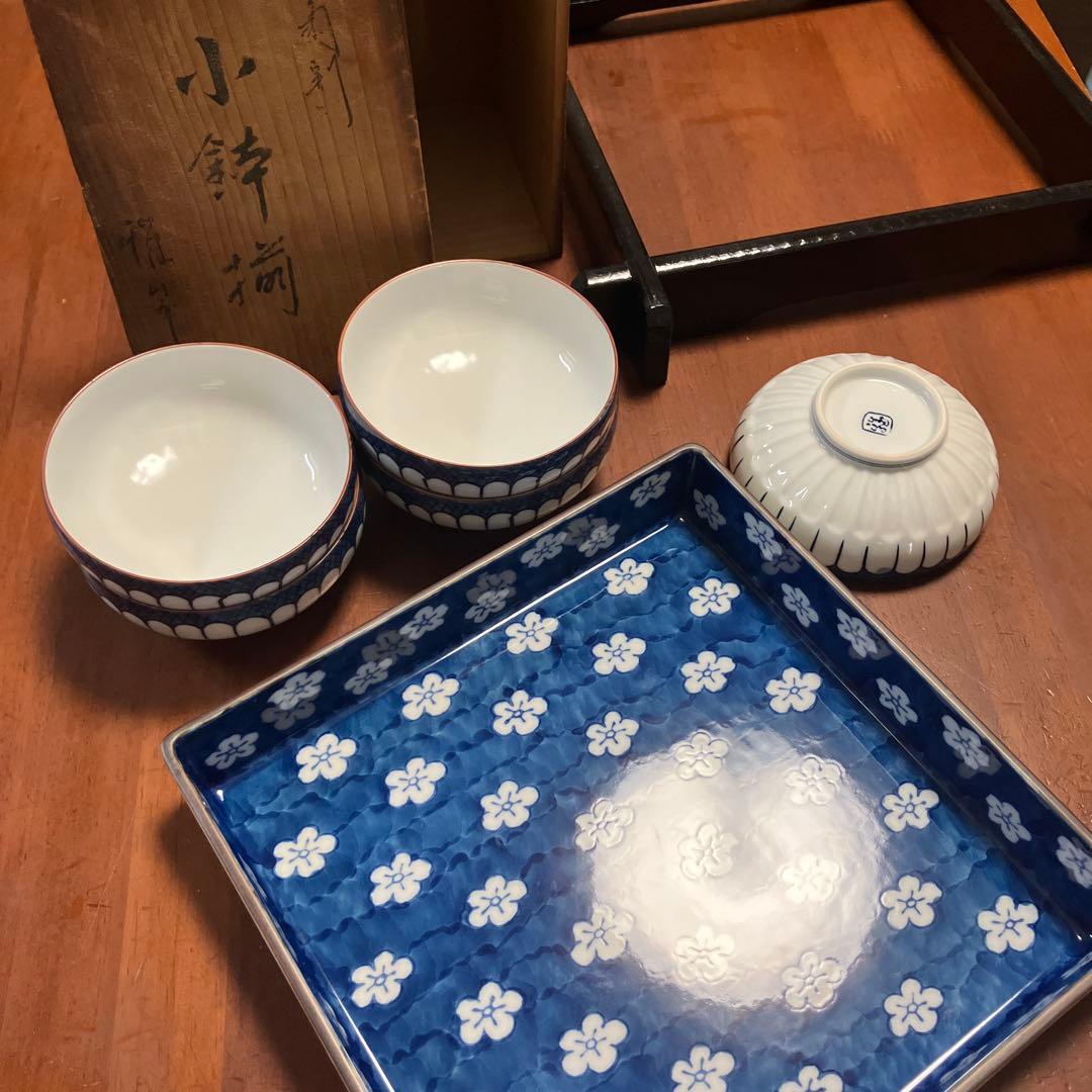 有田焼 源右衛門窯 染付梅地紋 角皿（台座付）＆ 染付小鉢 5客揃えセット