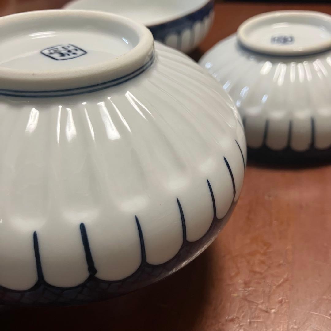 有田焼 源右衛門窯 染付梅地紋 角皿（台座付）＆ 染付小鉢 5客揃えセット