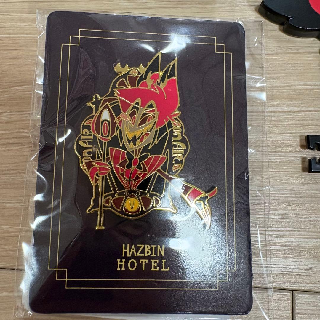 ハズビンホテル公式グッズ ピンバッジ4つ＋ホテルキー型キーホルダー