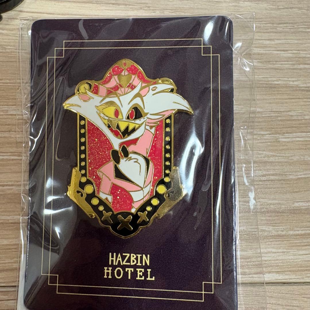 ハズビンホテル公式グッズ ピンバッジ4つ＋ホテルキー型キーホルダー