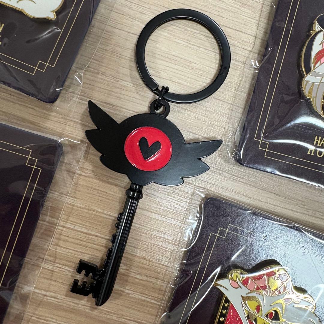 ハズビンホテル公式グッズ ピンバッジ4つ＋ホテルキー型キーホルダー