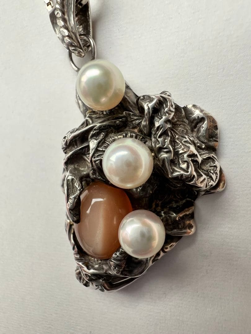 ハンドメイド　ペンダント　メノウ（キャッツアイ効果）　淡水パール　SVチェーン