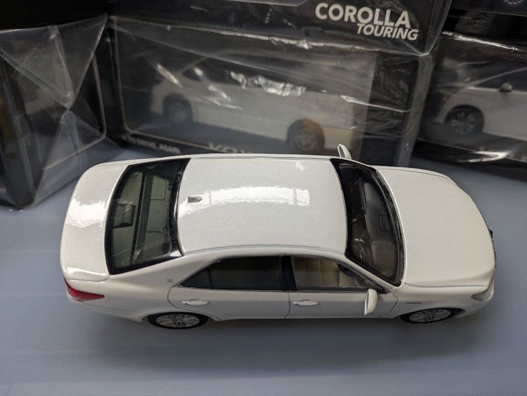 トヨタ クラウンロイヤルサルーン カラーサンプル