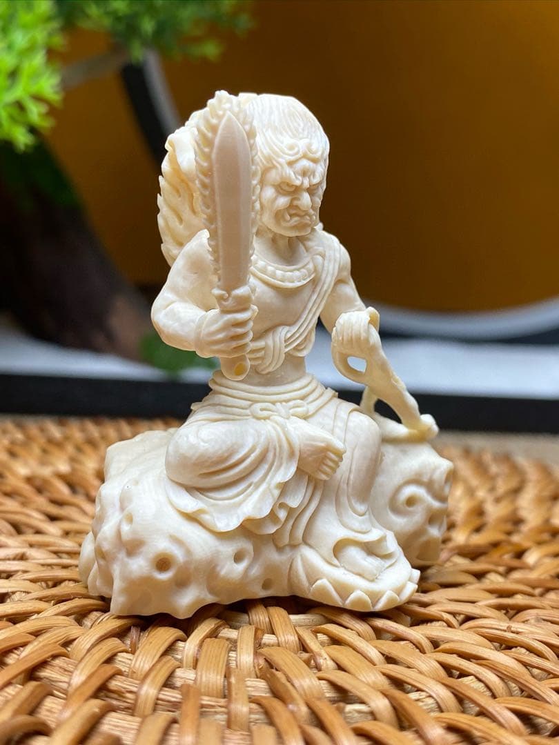 天然マンモス牙美しい手作り彫刻　不動明王　小さいな置物