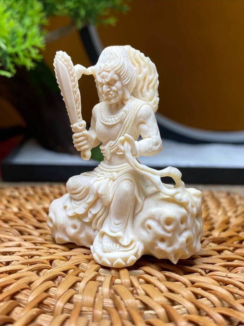 天然マンモス牙美しい手作り彫刻　不動明王　小さいな置物