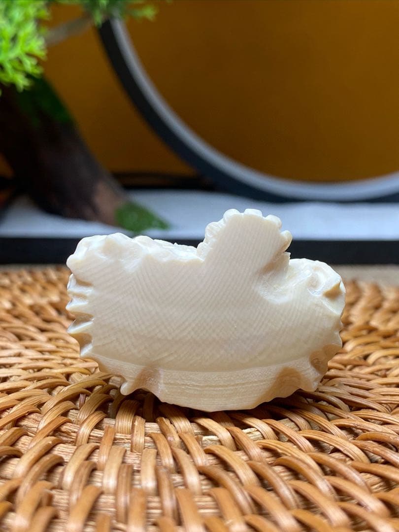 天然マンモス牙美しい手作り彫刻　不動明王　小さいな置物