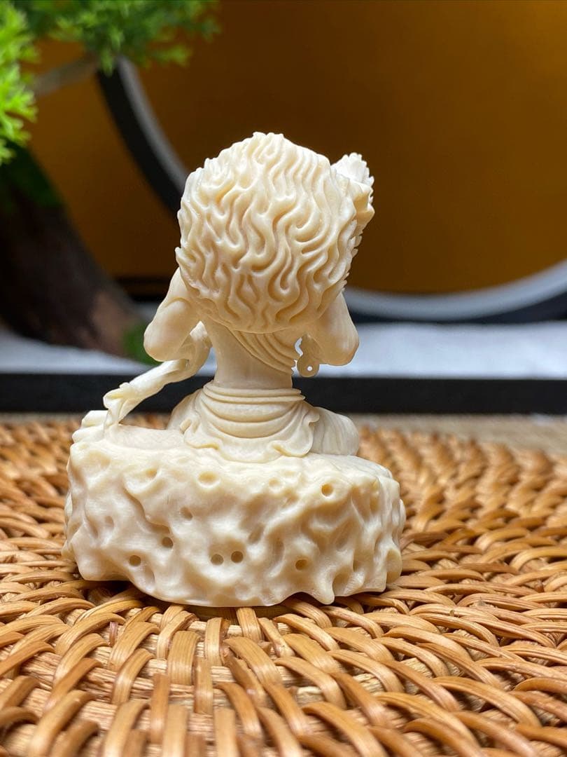 天然マンモス牙美しい手作り彫刻　不動明王　小さいな置物