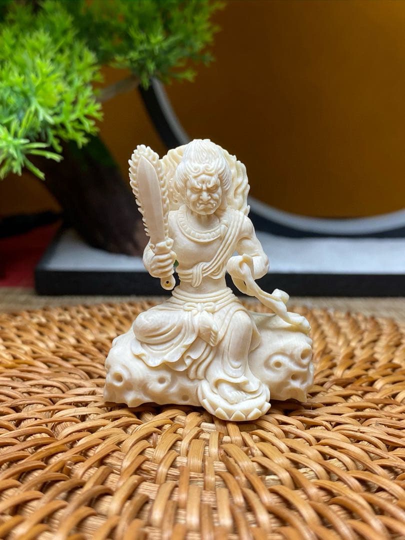天然マンモス牙美しい手作り彫刻　不動明王　小さいな置物