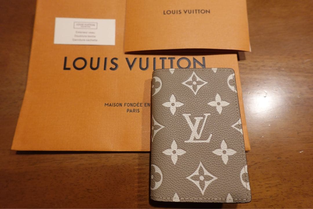 LOURIS VUITTON カードケース