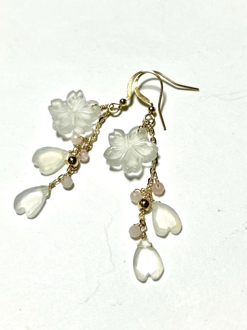 ジェシカ❤️ホワイトアラゴナイト　オニキス桜カービング14kgfチャーム