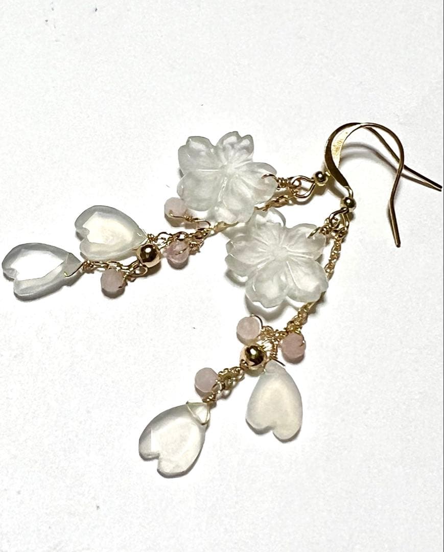 ジェシカ❤️ホワイトアラゴナイト　オニキス桜カービング14kgfチャーム