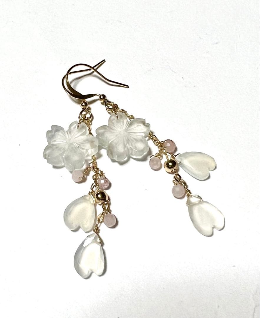 ジェシカ❤️ホワイトアラゴナイト　オニキス桜カービング14kgfチャーム