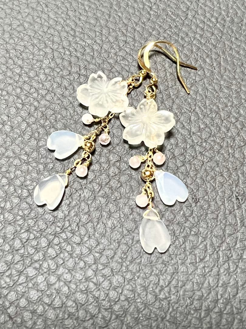 ジェシカ❤️ホワイトアラゴナイト　オニキス桜カービング14kgfチャーム