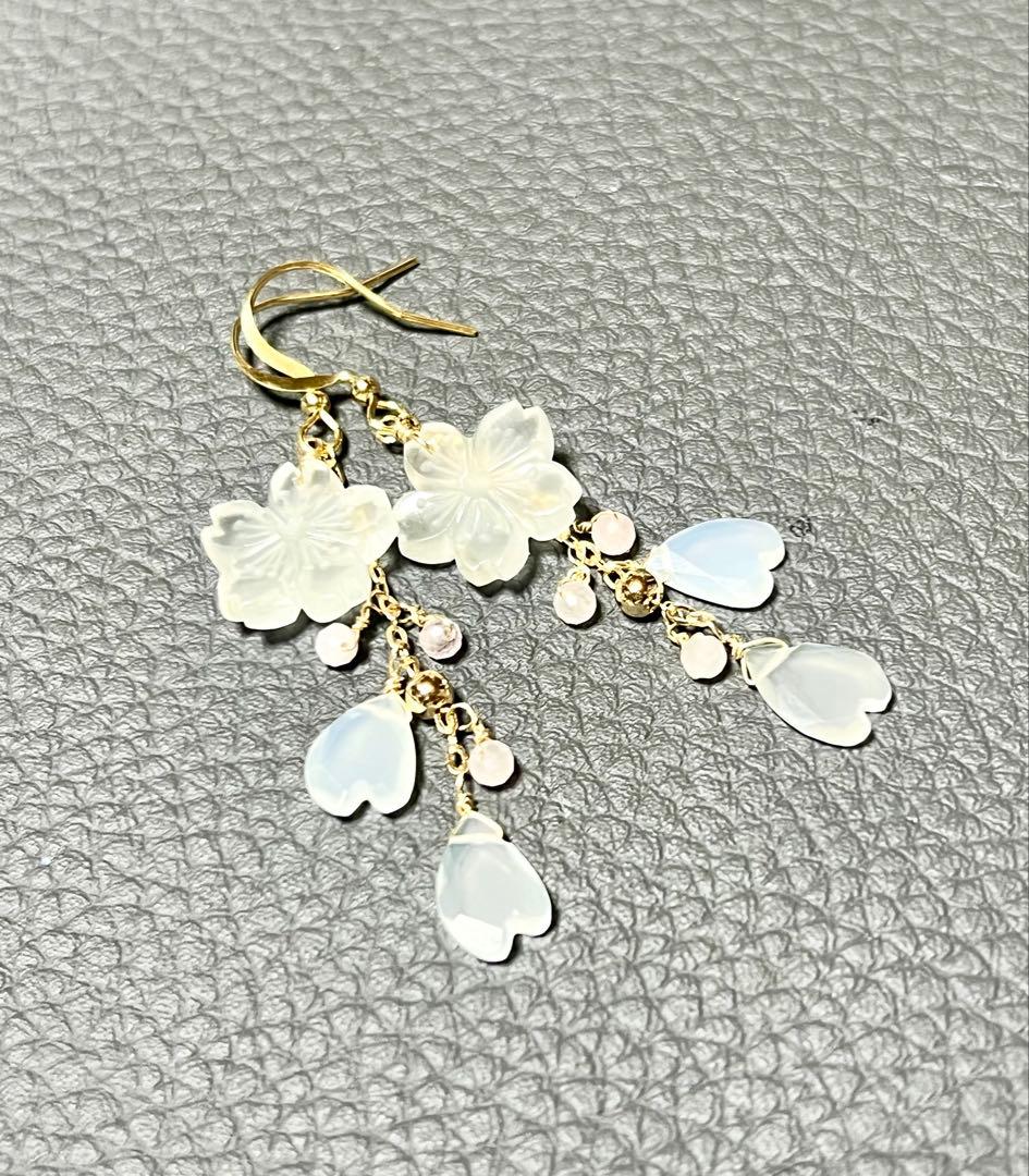 ジェシカ❤️ホワイトアラゴナイト　オニキス桜カービング14kgfチャーム