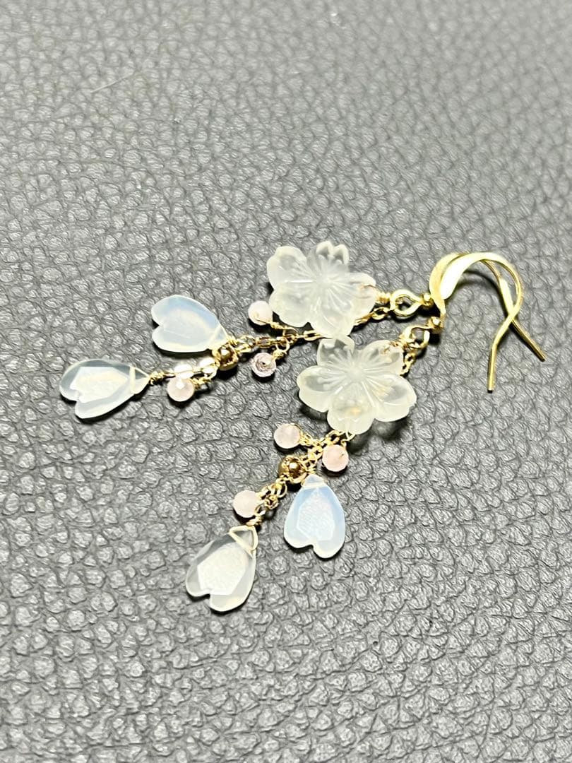 ジェシカ❤️ホワイトアラゴナイト　オニキス桜カービング14kgfチャーム