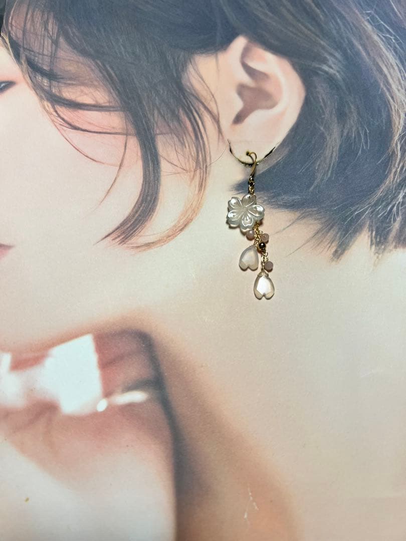 ジェシカ❤️ホワイトアラゴナイト　オニキス桜カービング14kgfチャーム