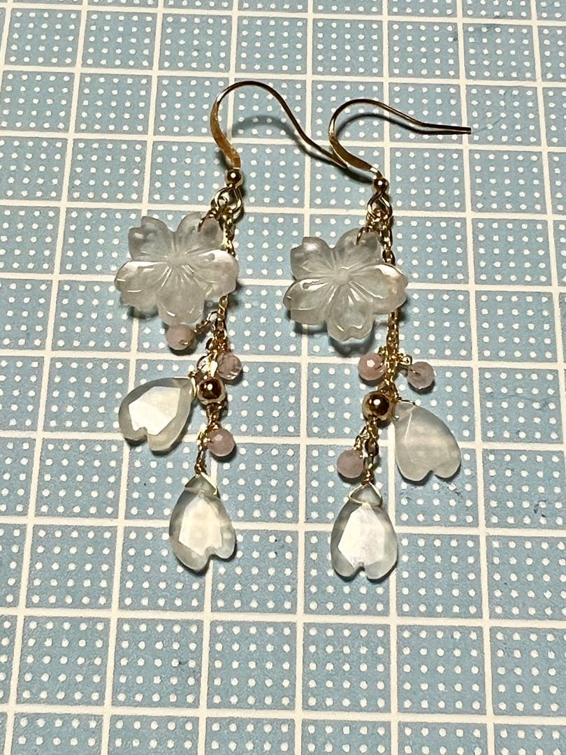 ジェシカ❤️ホワイトアラゴナイト　オニキス桜カービング14kgfチャーム