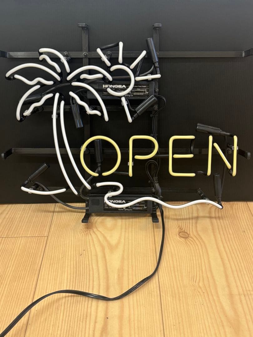 可愛いデザインのネオンライト　【OPEN】文字　常夏　ヤシの木　イメージ