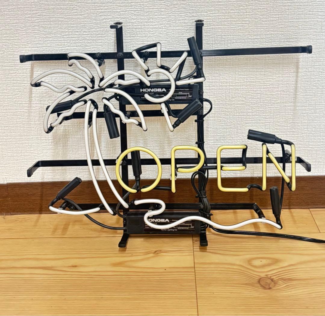 可愛いデザインのネオンライト　【OPEN】文字　常夏　ヤシの木　イメージ