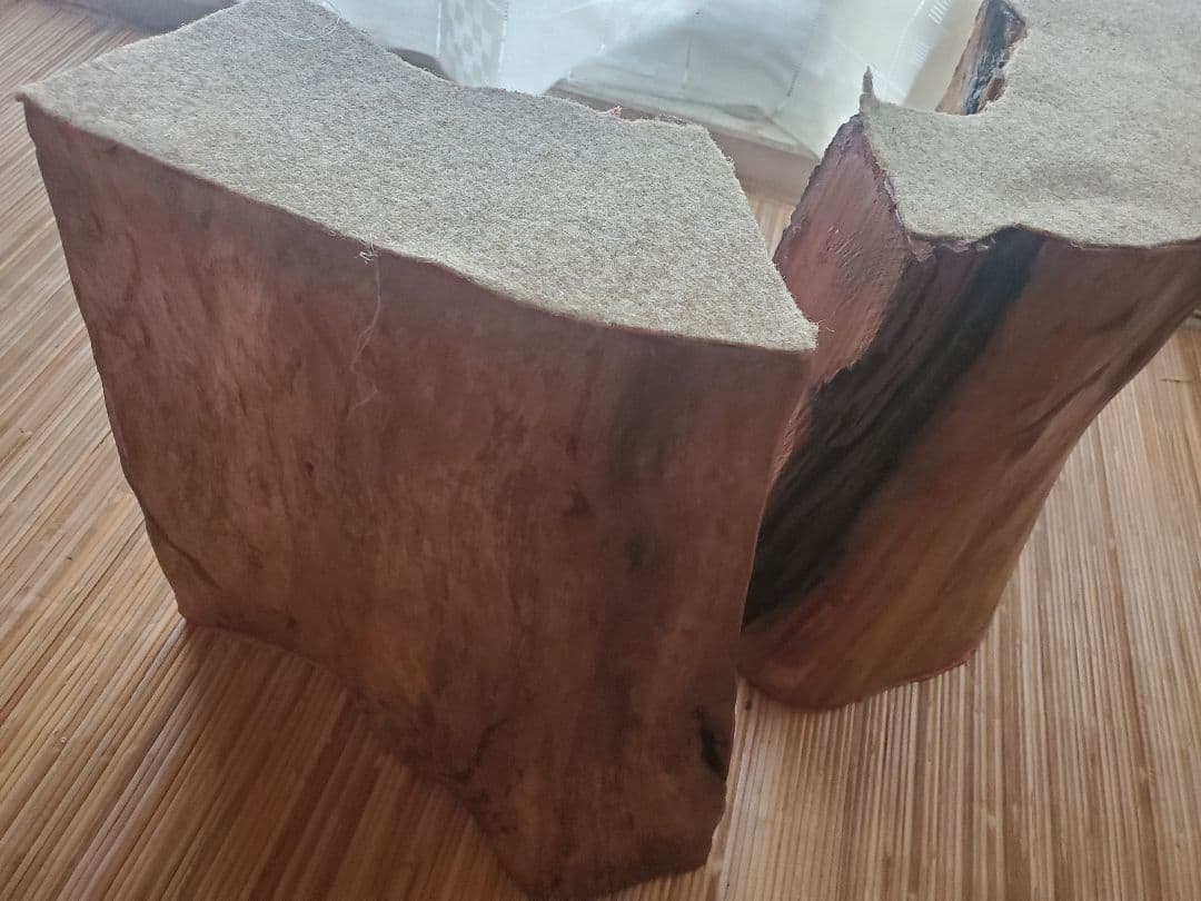 テーブルや椅子の脚 二脚