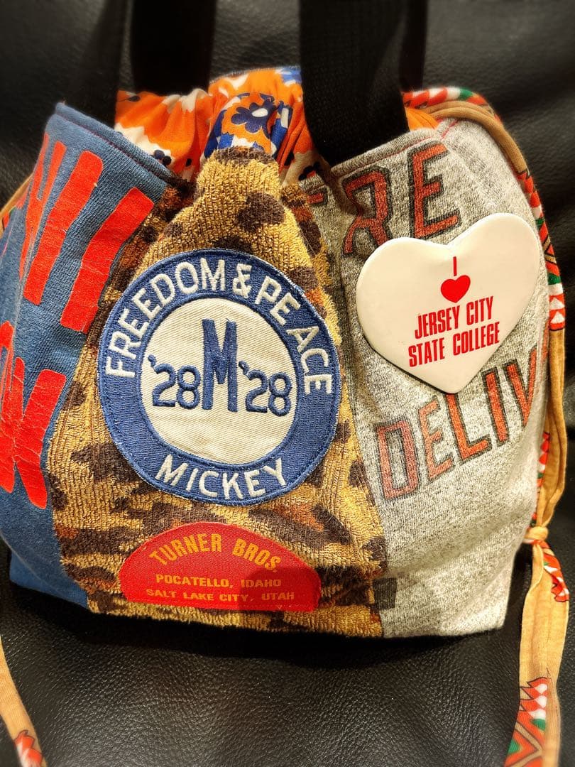 ハンドメイド 巾着トートバッグ リメイク ビンテージ缶バッジ付き☆。.:＊・゜