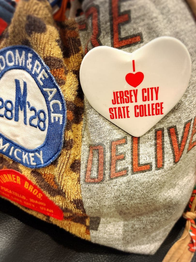 ハンドメイド 巾着トートバッグ リメイク ビンテージ缶バッジ付き☆。.:＊・゜