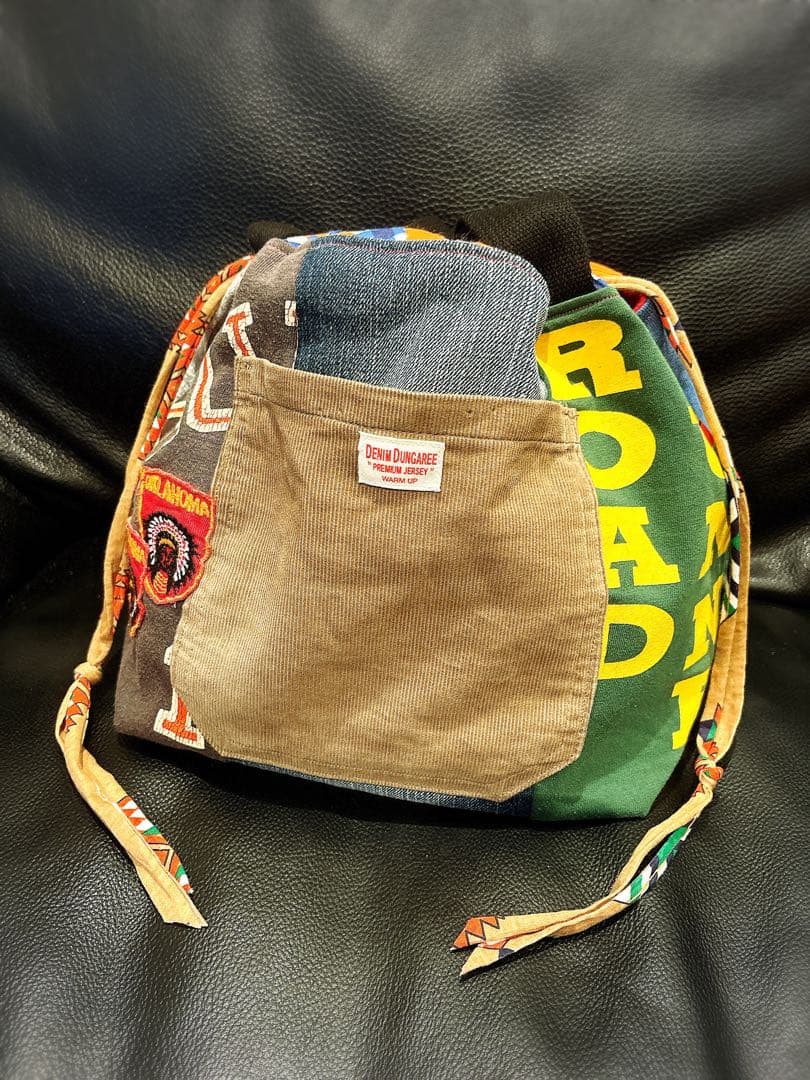 ハンドメイド 巾着トートバッグ リメイク ビンテージ缶バッジ付き☆。.:＊・゜