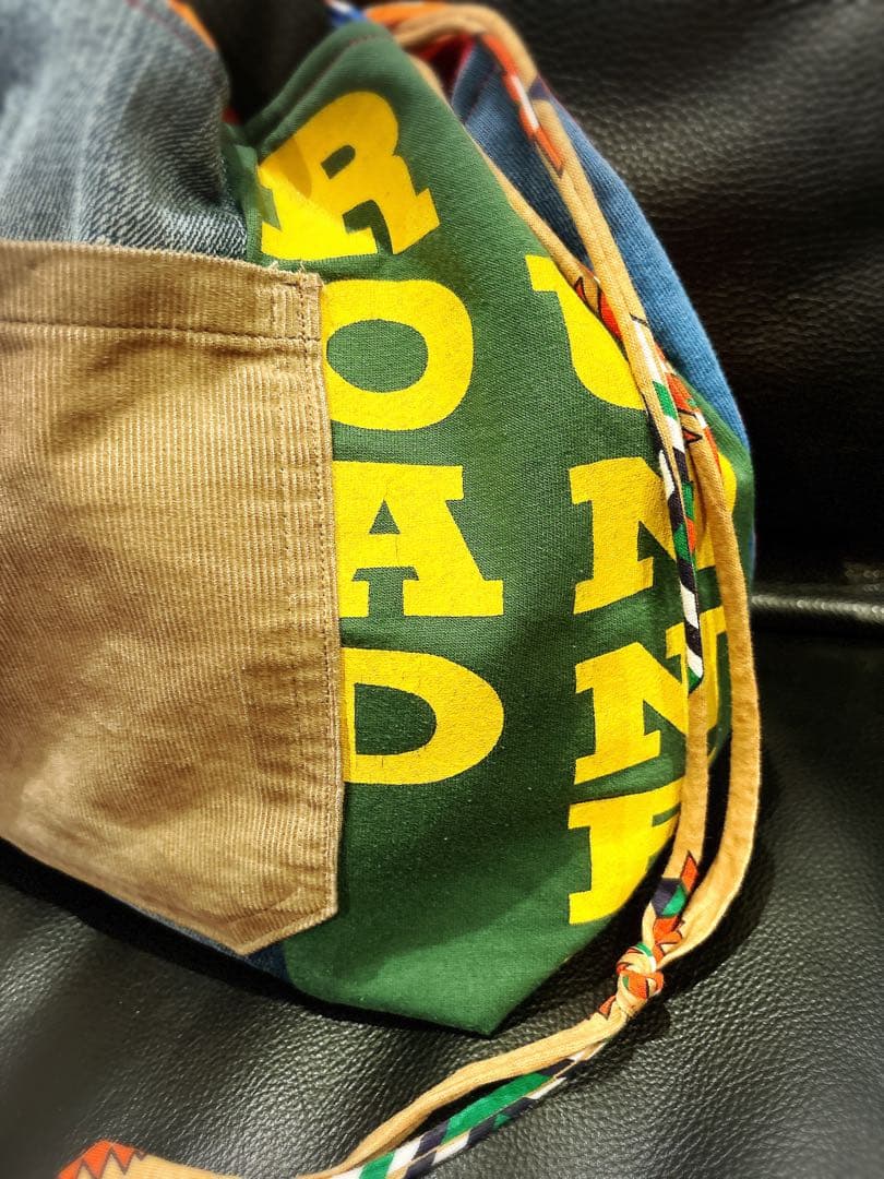 ハンドメイド 巾着トートバッグ リメイク ビンテージ缶バッジ付き☆。.:＊・゜