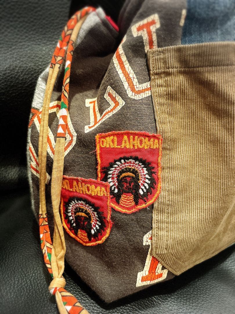 ハンドメイド 巾着トートバッグ リメイク ビンテージ缶バッジ付き☆。.:＊・゜