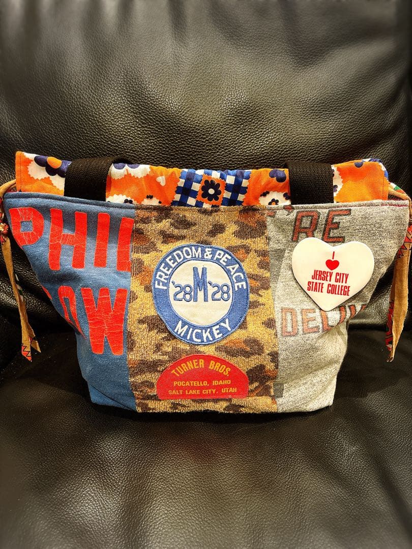 ハンドメイド 巾着トートバッグ リメイク ビンテージ缶バッジ付き☆。.:＊・゜