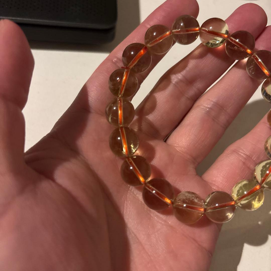 よく見たら虹色に輝くレインボーシトリン！珍しい！すっごい不思議なパワー！