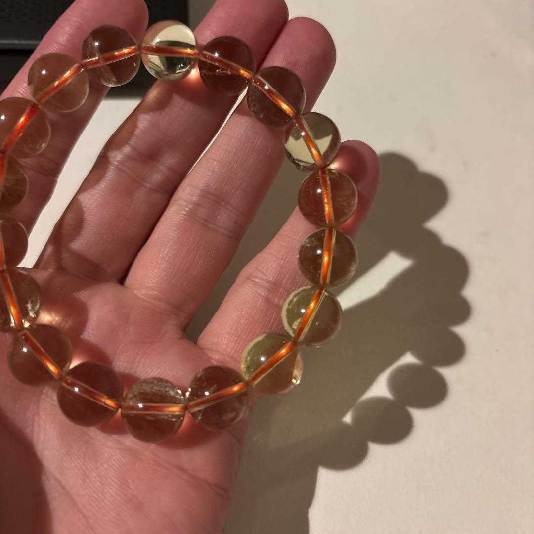 よく見たら虹色に輝くレインボーシトリン！珍しい！すっごい不思議なパワー！