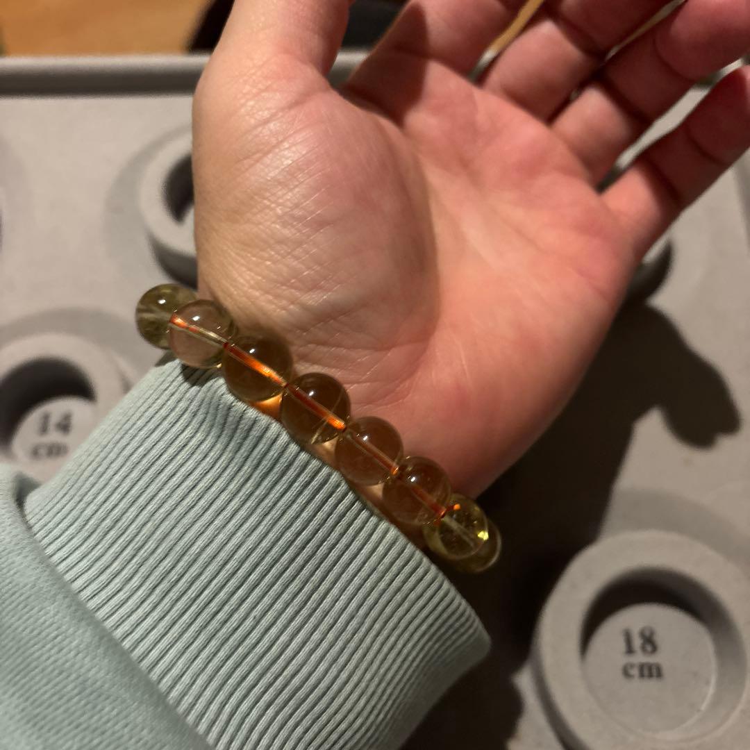 よく見たら虹色に輝くレインボーシトリン！珍しい！すっごい不思議なパワー！